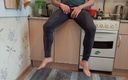 Kinky guy: Pissar i köket och onanerar efter lång kissa i leggings