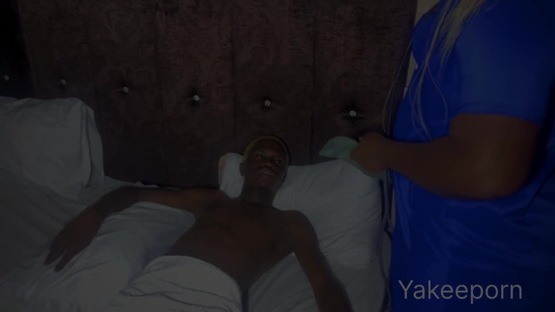 Yakeeporn: Jururawat ibu tiri besar sangat mengejutkan apabila dia melihat zakar...