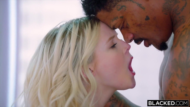 Blacked: BLACKED - Si blonde kecil molek ini hanya mempunyai mata untuk...