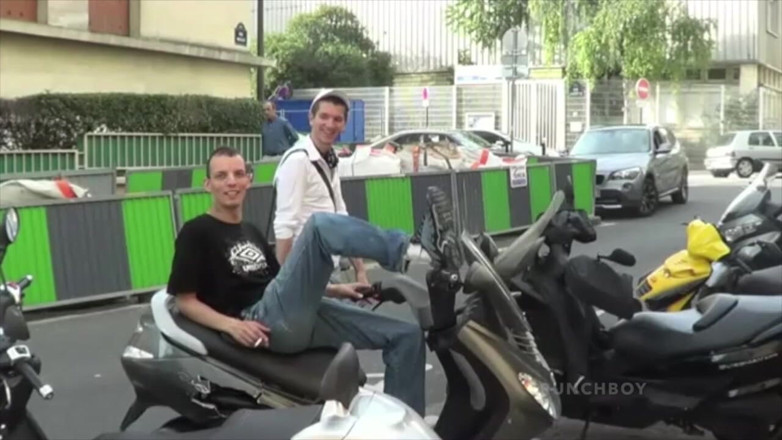 Raw French Bad boys: Curvă asiatică futută de un bărbat dominant rău cu adulmecare...