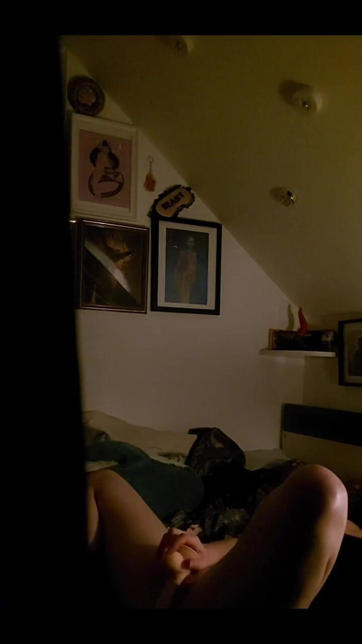 CherryOrchid: VEDERE LA PERSOANA 1 Ești colega mea de cameră rătăcită în dormitorul...