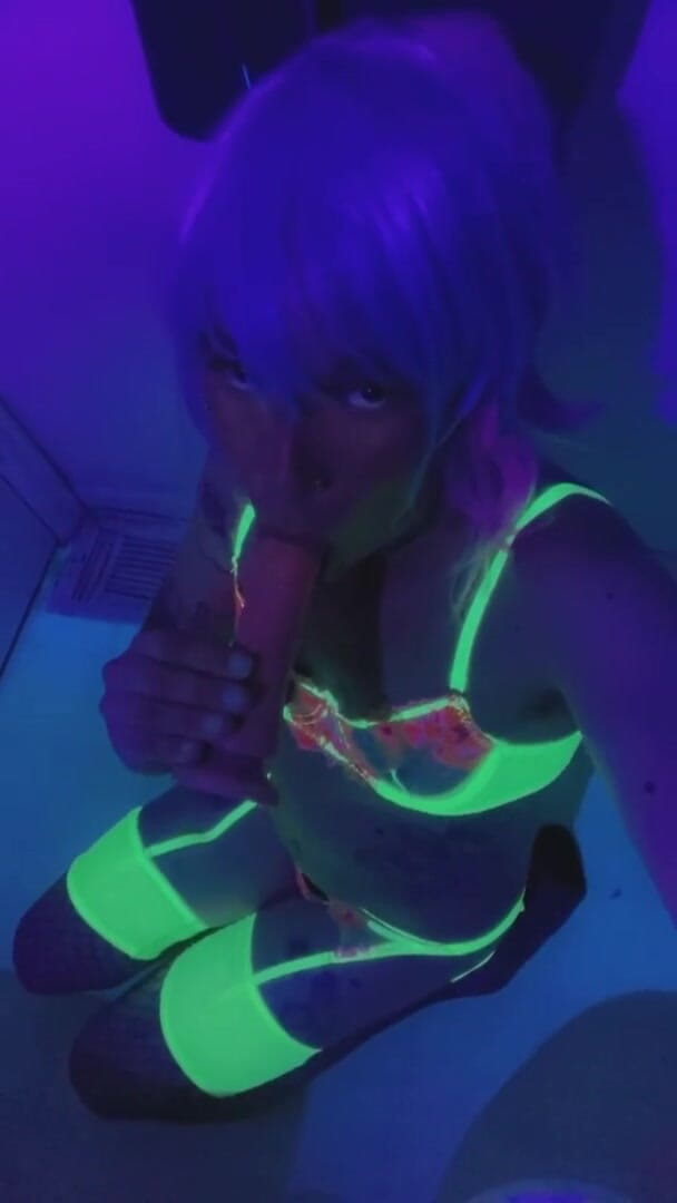 CarmenMelatonin: Awek cosplay raver seksi mahu berparti