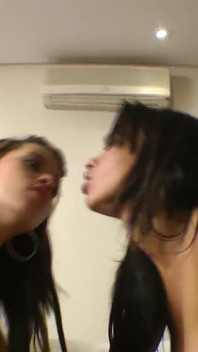 Săruturi lesbiene fierbinți și lins de cur - fete de top din trio