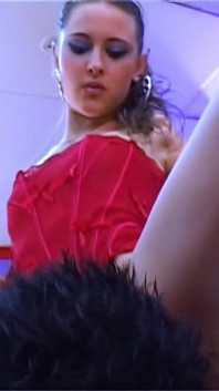 La petite modèle française Moana Mendez se fait enculer dans un club vidéo - remasterisé