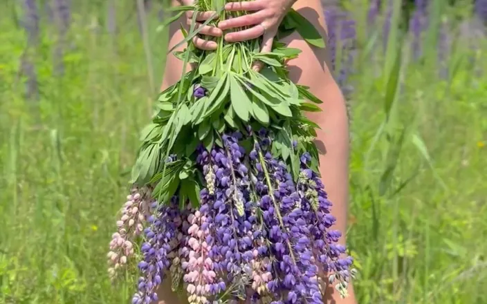 Sonya Pretty: Amateur Sonya Naked in Forest