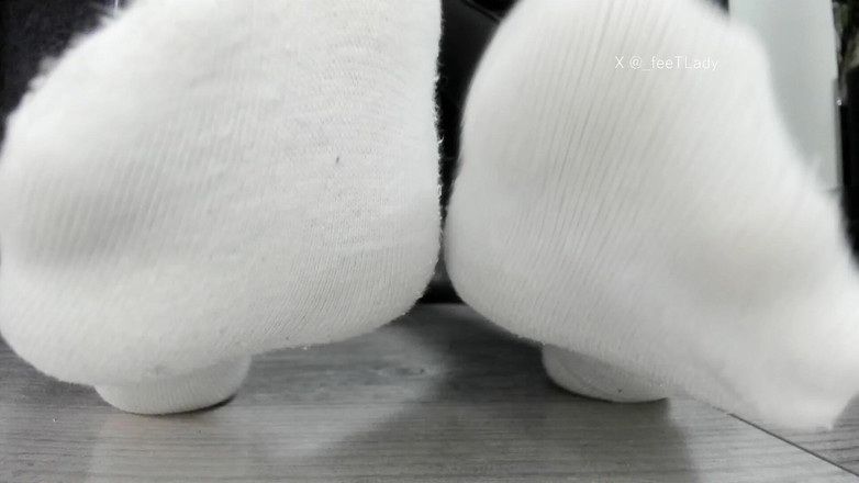 Feet lady: Annusa i calzini