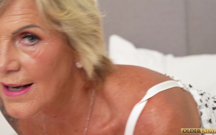 Older Lady Fun: Vollbusige blonde euro-gilf masturbiert ihre oma-muschi in strümpfen
