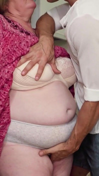 BBW-oma Jana bekommt ihre haarige muschi von mugur geritten