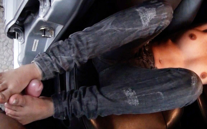 Footjob life style: 牛仔裤和在我车里！