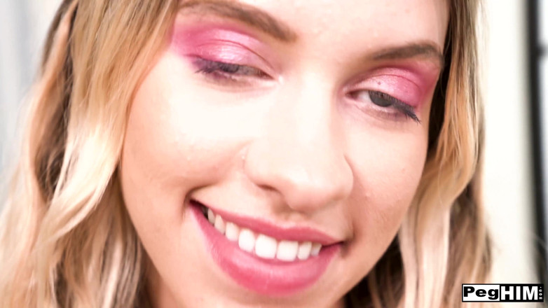 PEGHIM: Khloe Kapri striptease