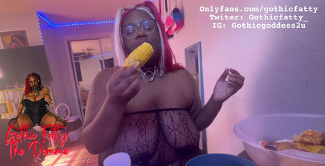 Gothic Goddess: 黒檀BBWは彼女がトップレスである間、彼女の顔を詰め込む