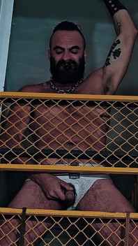 Muscolosa sotto-bondage pelosa & piscio. Il master barbuto usa un maiale vizioso