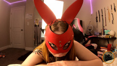 Blackstar xxx: Maskovaný sněhových zajíčků uctívá obrovské velké černé péro