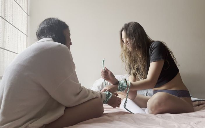 scarlettandc: 两个同性恋女孩用手用绳子绑住女性摔跤比赛