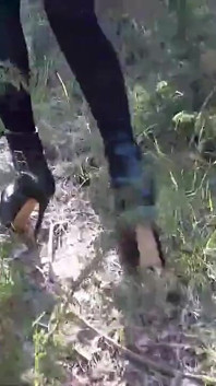Tacchi alti e camminata nei boschi