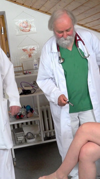 Dva staří lékaři prstí nahou teenagerku Bella Angel během gynekologické zkoušky
