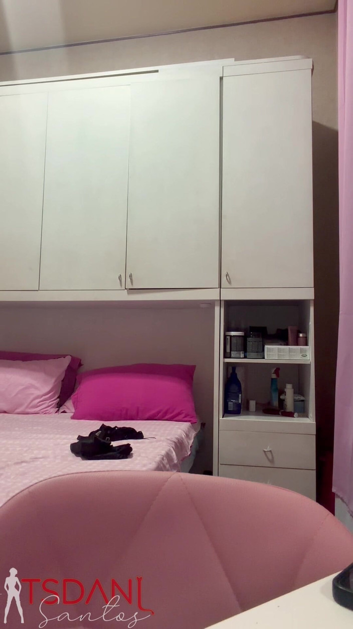 Tsdanisantos1: Brazilian Shemale khoe thân hình thon gọn và cân đối cho...