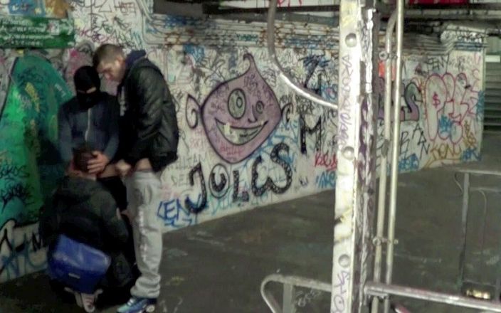 Crunch Boy: パリの地下鉄で2人のスカリーの男の子に犯される