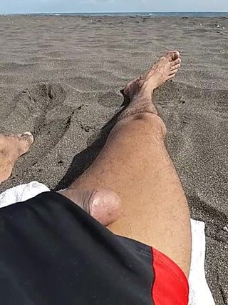 Boy top Amador: Masturbation sur la plage naturiste pour tous les voyants