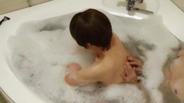 akeieroi: Flirtování ve vaně s nevěrným partnerem