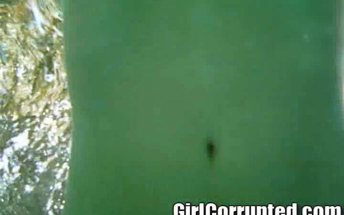 Girl Corrupted: Сьерра Снежный хмель в холодном бассейне