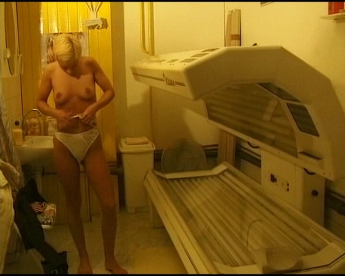 Deutsche Damen: Cette jolie Allemande n’arrête pas de jouer avec sa chatte...