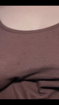 T셔츠를 통해 자연의 거유를 만져