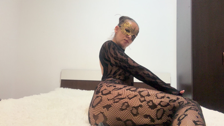 Roxy85: Aku lagi asik muasin memekku pakai bodystocking baru sampai aku...
