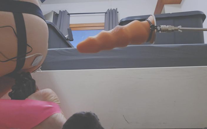 Chastitybeltboy: Bărbatul în castitate cu ciorapi roz din latex savurează futaiul cu...