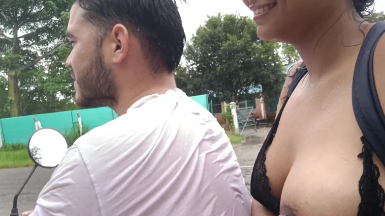 EMY_AND_JONH: 在路上展示我的奶子并给我的司机口交