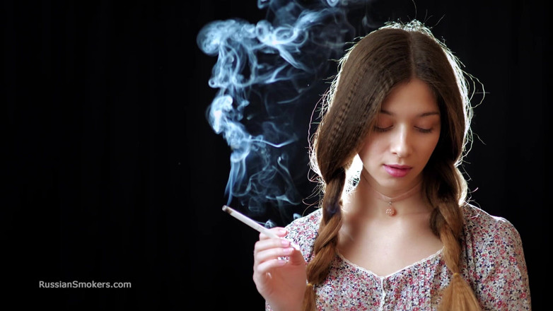 Russian Smokers: Sexy ruská dívka kouří cigaretu pomalé škádlení