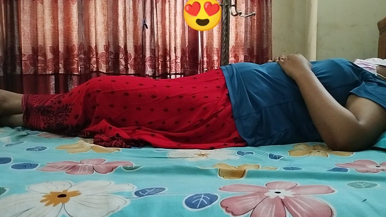 Teensex: Sem vergonha peituda meia-irmã fode seu meio-irmão sob o nariz...