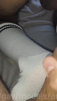 Симпатичный паренек съел горячую сперму папочки в первый раз и разорвал его красивую задницу большим хуем без презерватива!