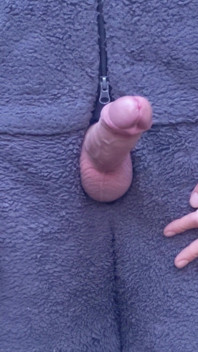 Un grande cazzo all'aperto bordo sborra che scorre onesie sega per i vicini - rockard daddy
