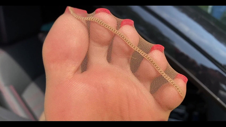 Goddess Lena: Mainin stoking nilon feet