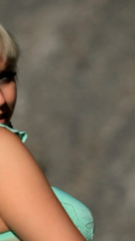 Blondine in der wildnis