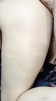 Sesso anale rude con una ragazza indiana a pecorina scopata nel culo con gemiti forti durante una scopata anale
