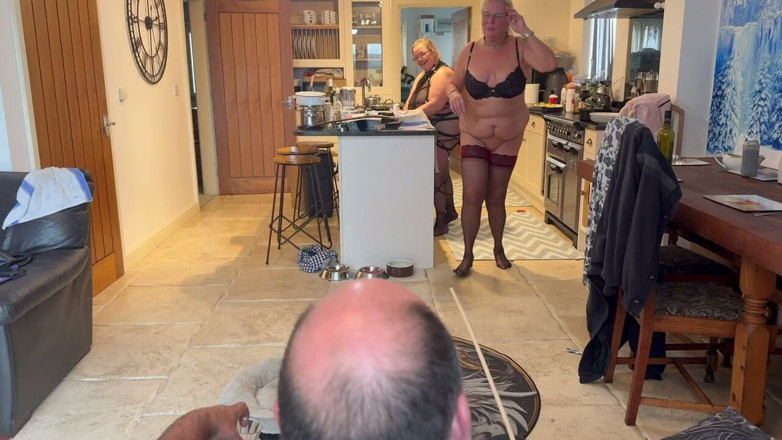Lanista_Bear: Deel 2: Lanista Bear heeft zijn slaven om hun klusjes te...