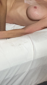 Kawan kolej Mencari ibu tiri saya di bar dan membawanya ke hotel