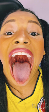 Yawning con la mia enorme bocca