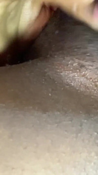 Heißes schätzchen blackgurl234 streichelt ihre muschi, bis sie squirtet