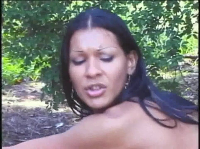 Shemale videos: Latina transexual fucke din string in outdoro forest