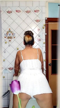 Die Heiße, Reife Lukerya Twerkt Ihren Po in Weißen Shorts in Der Küche, Im Doggy-style Und Neckisch Flirtend.