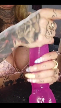 Handjob pada dildo merah jambu