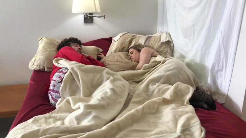 Erin Electra: Stiefmoeder deelt bed met geile stiefzoon