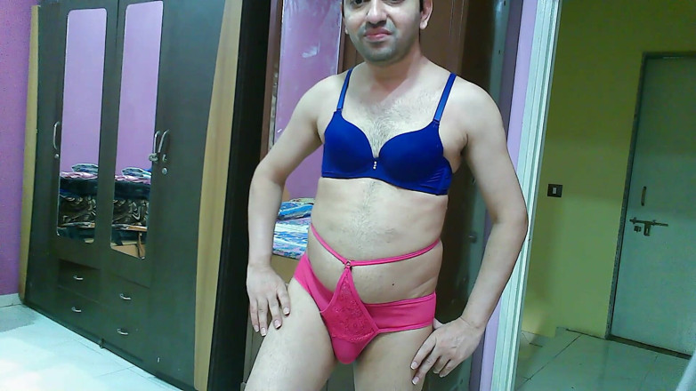 Cute & Nude Crossdresser: Crossdresser banci yang manis dan seksi femboy Sweet Lollipop dalam...
