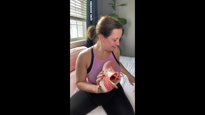 Avril Showers: Chci ti ukázat moje špinavé páchnoucí nohy po tělocvičně