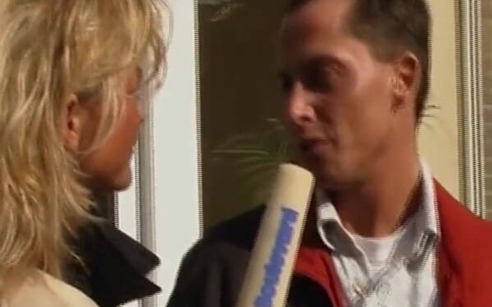 German Amateur Videos: Une journaliste allemande à gros nichons suce une bite pendant un...
