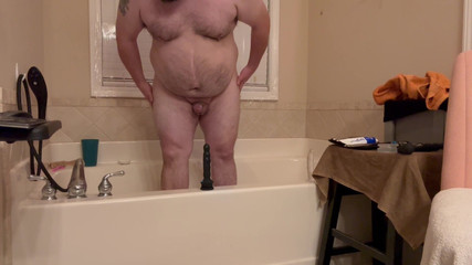 Chubby Freak: Gordo cavalgando vibrador anal por hora de prazer!