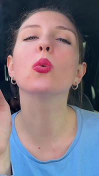 Red Lips Marlboro kouří do obličeje a sexy striptýzový pohled